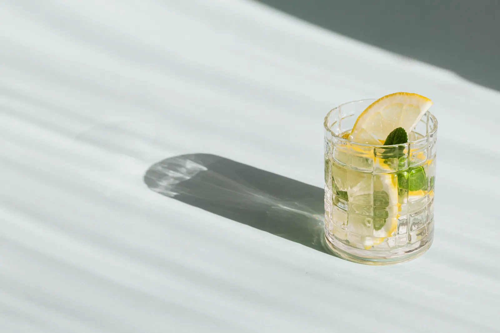 Drink com limão-siciliano e hortelã em copo de vidro