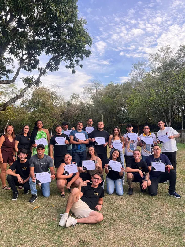 Equipe de bartenders da Uai com certificados de formação