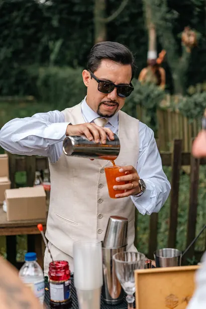 Bartender da Uai preparando drink