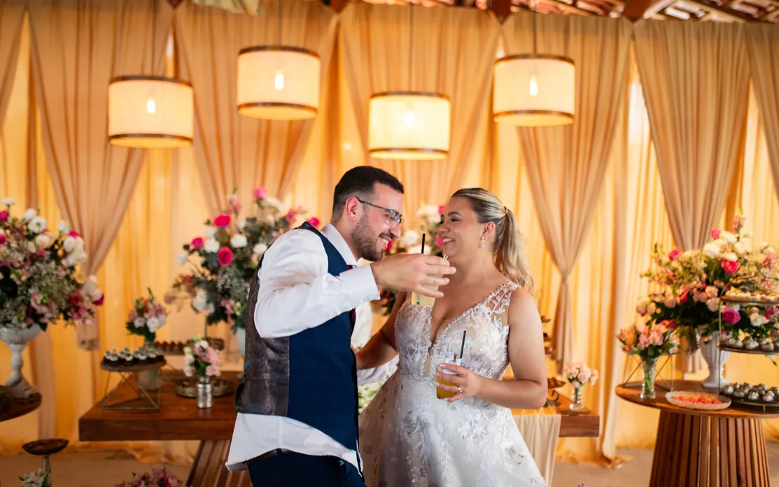 Casal brindando no salão de festas