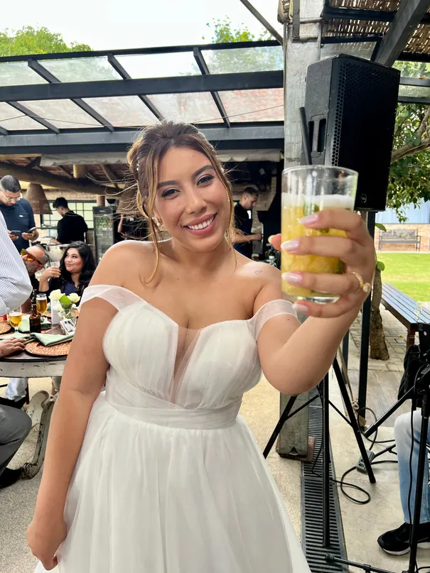 Noiva brindando com um drink da Uai