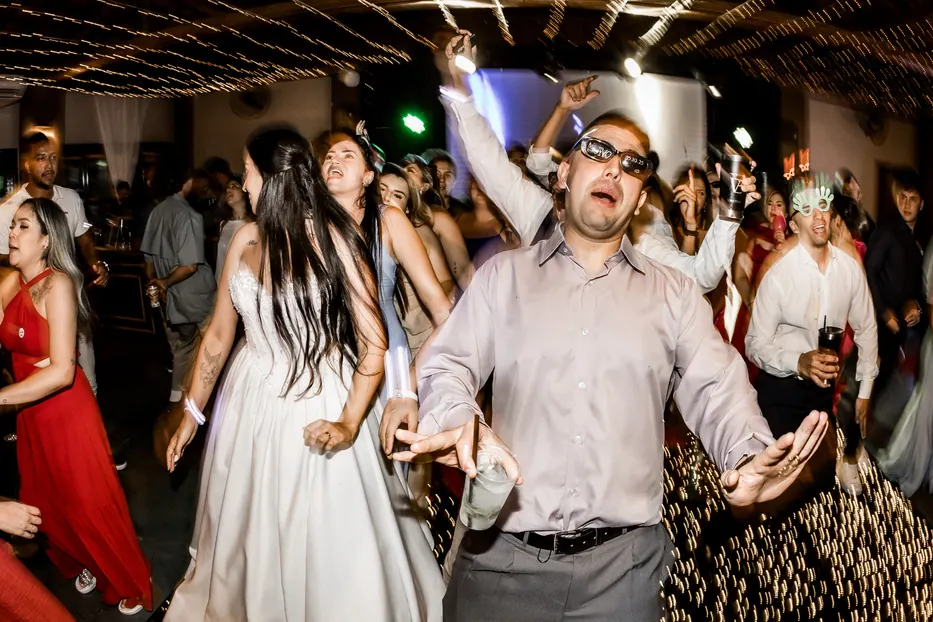 Convidados na pista de dança com drinks na mão