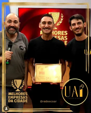 Equipe da Uai recebendo o prêmio Melhores Empresas da Cidade da Rede Ecoar