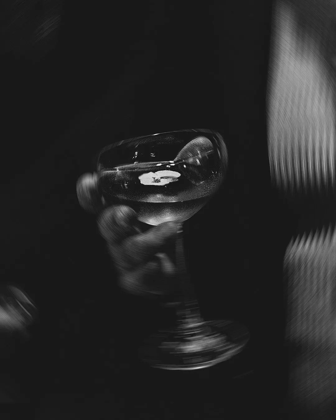 Taça de coquetel em movimento, em preto e branco